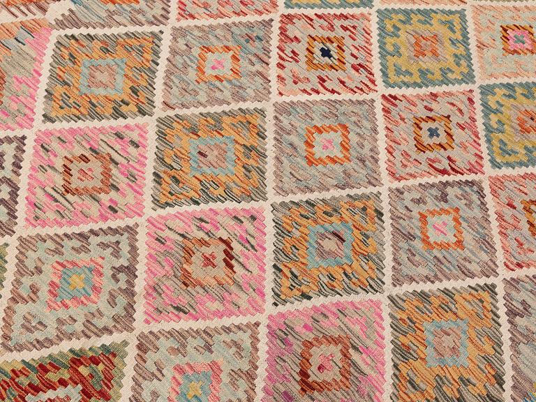 A Kilim rug, approx. 263 x 173 cm.