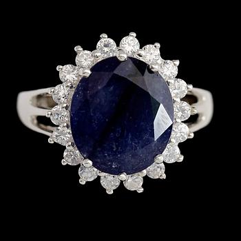 RING, vitguldspläterat sterlingsilver, blå safir ca 6.90 ct, vita safirer tot ca 0.54 ct.