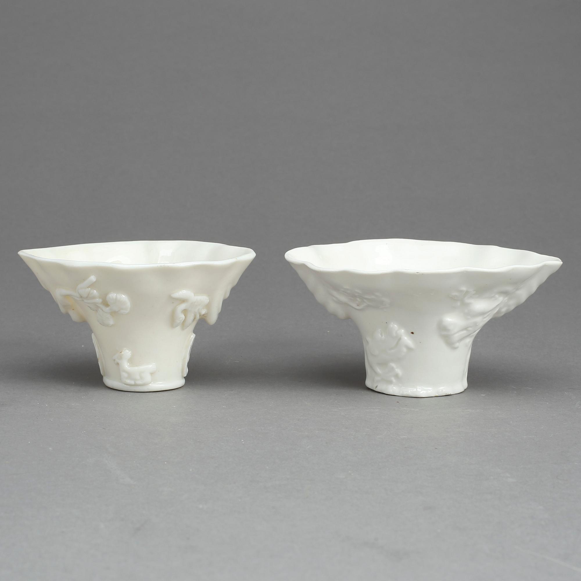 VINOFFERBÄGARE, 2 st, porslin, Kina. Qingdynastin.