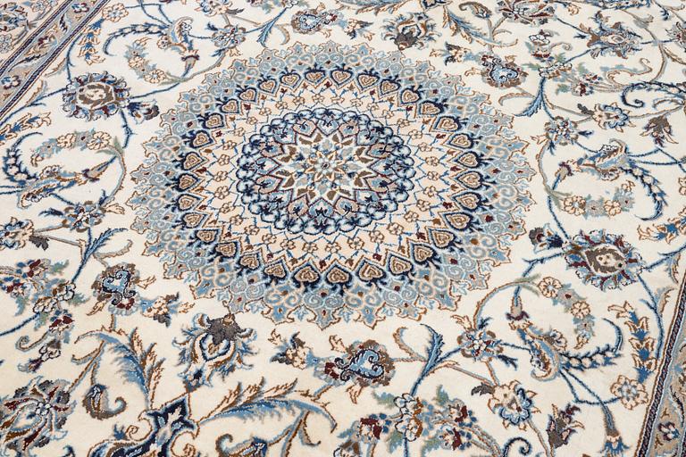 An Oriental carpet, approx. 354 x 243 cm.