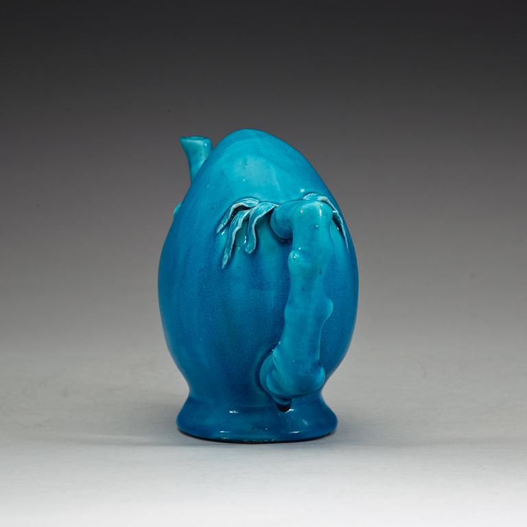 A turkoise glazed cadogan tea pot, Qing dynasty (1644-1912).