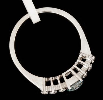 RING, 18k vitguld, briljantslipad färgad blå diamant ca 0,53ctsamt 6 st briljantslipade diamanter tot ca 0,21ct.