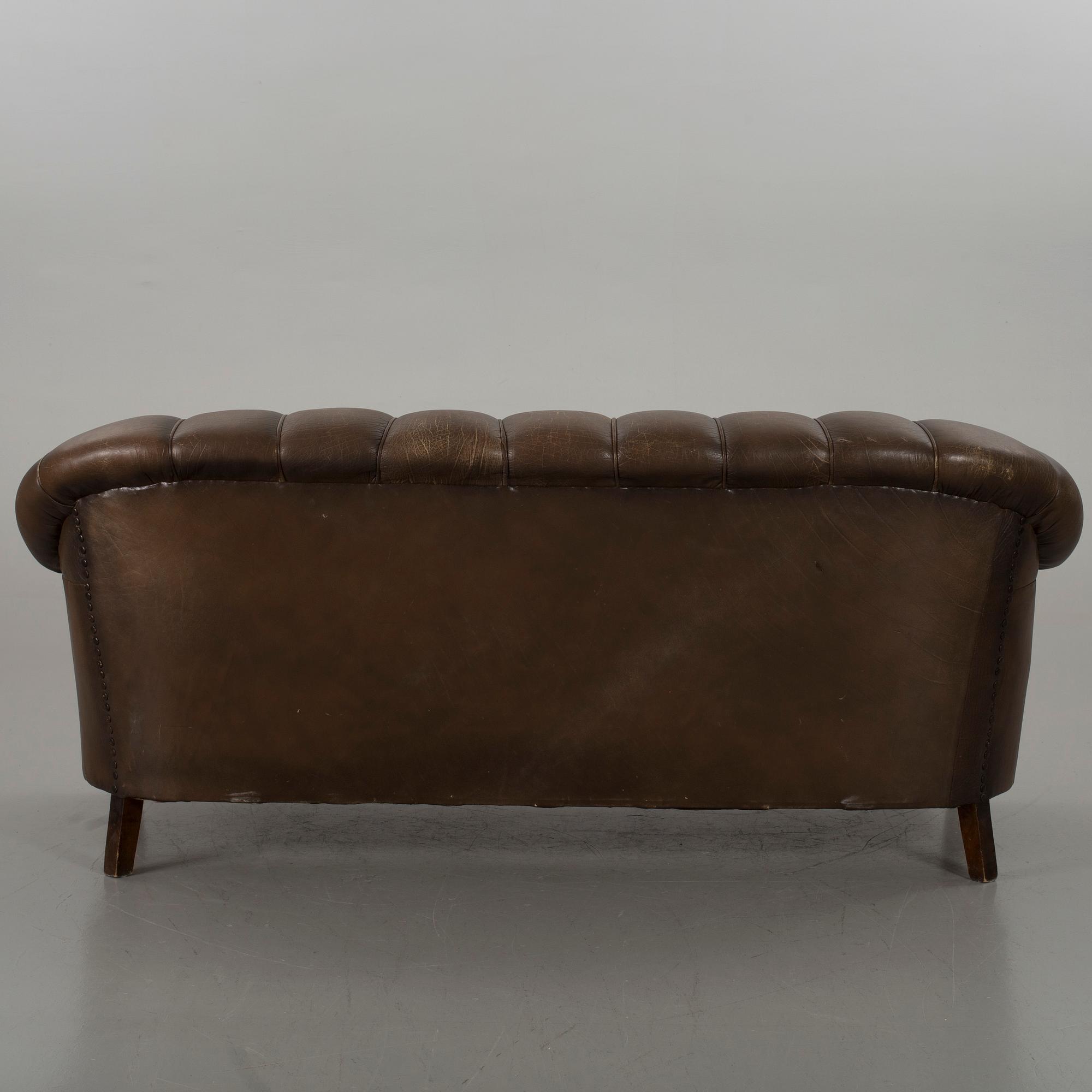 A CHESTERFIELD SOFA 20TH CENTURY.