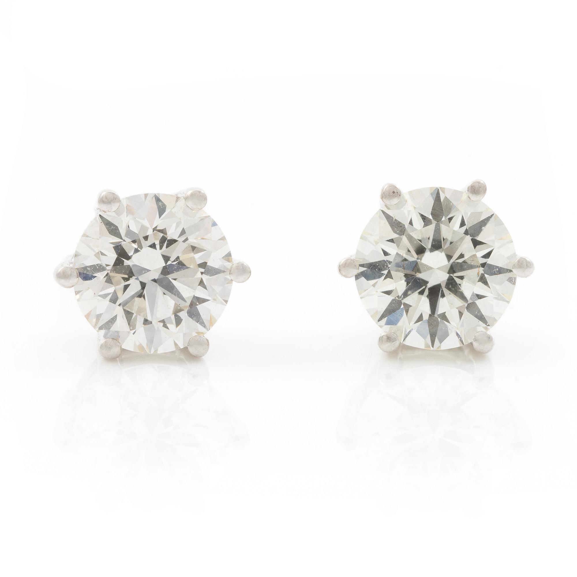 Earrings, single-stone earrings in 18K white gold with brilliant-cut diamonds.