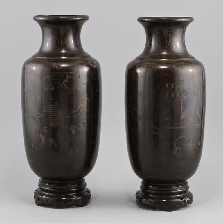 URNOR, ett par, troligen brons, Kina, 1900-tal.