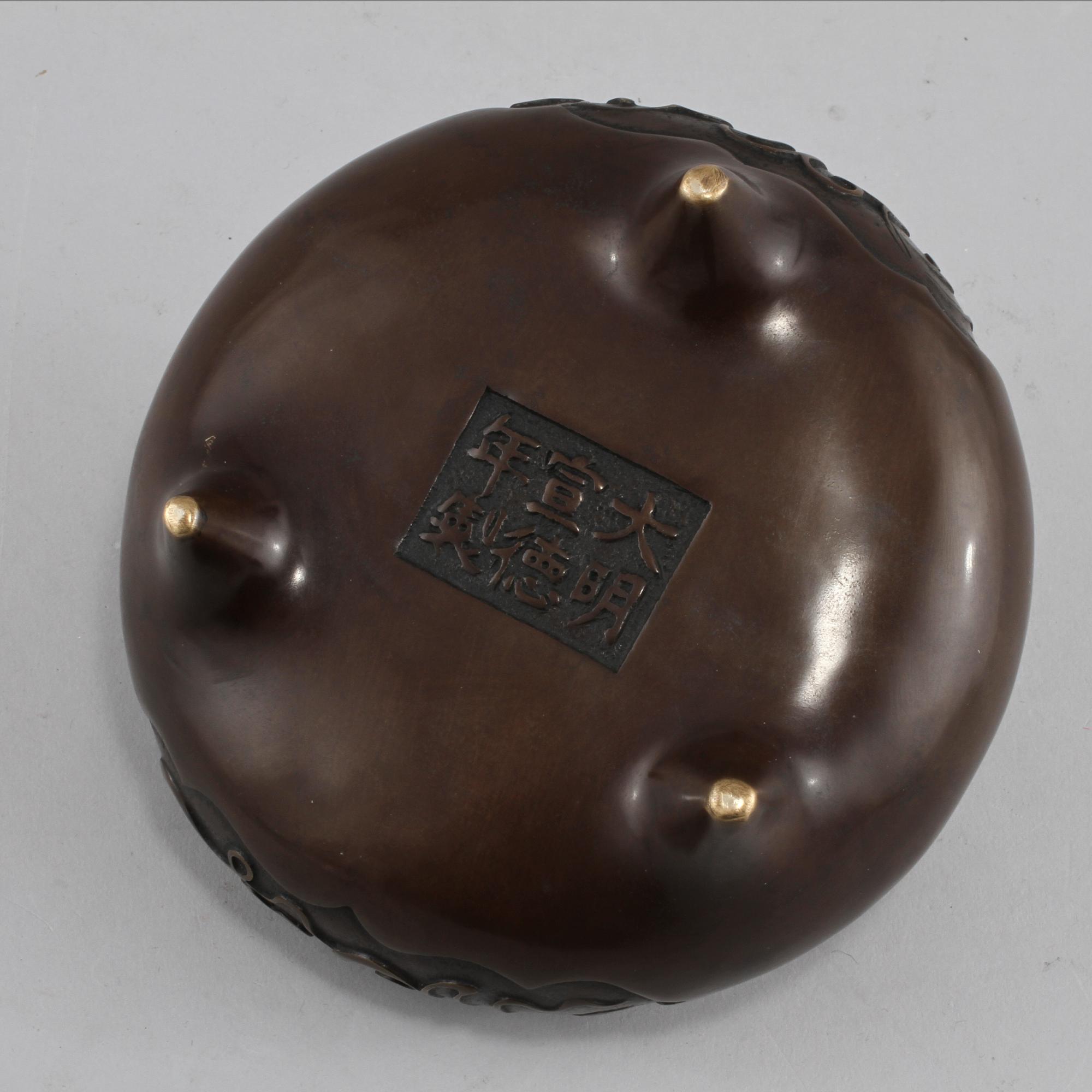 TRIPOD, brons Kina, märkt med Xuande sex karaktärers märke, 1900-tal.