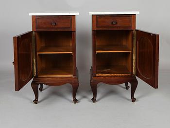 SÄNGBORD, 1 par, 1900-talets första hälft.