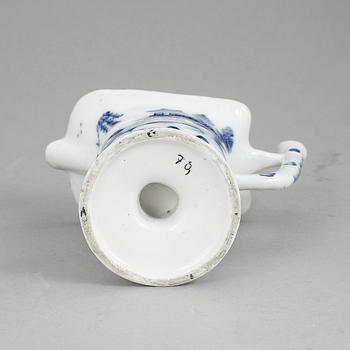 GRÄDDKANNA, porslin, Qingdynastin, Jiaqing (1796-1820).