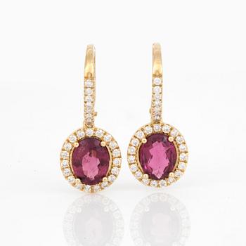 ÖRHÄNGEN, ett par, 18K guld med rosa turmaliner och diamanter totalt ca 0.51 ct. Total vikt 3,6 g.