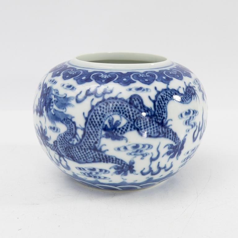 Penselbad, porslin, sen Qingdynasti, Kina, 1900-tal.