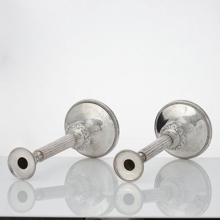 Anders Isleben, kandelabrar för tre ljus, ett par, silver, Norrköping 1793. Gustavianska.