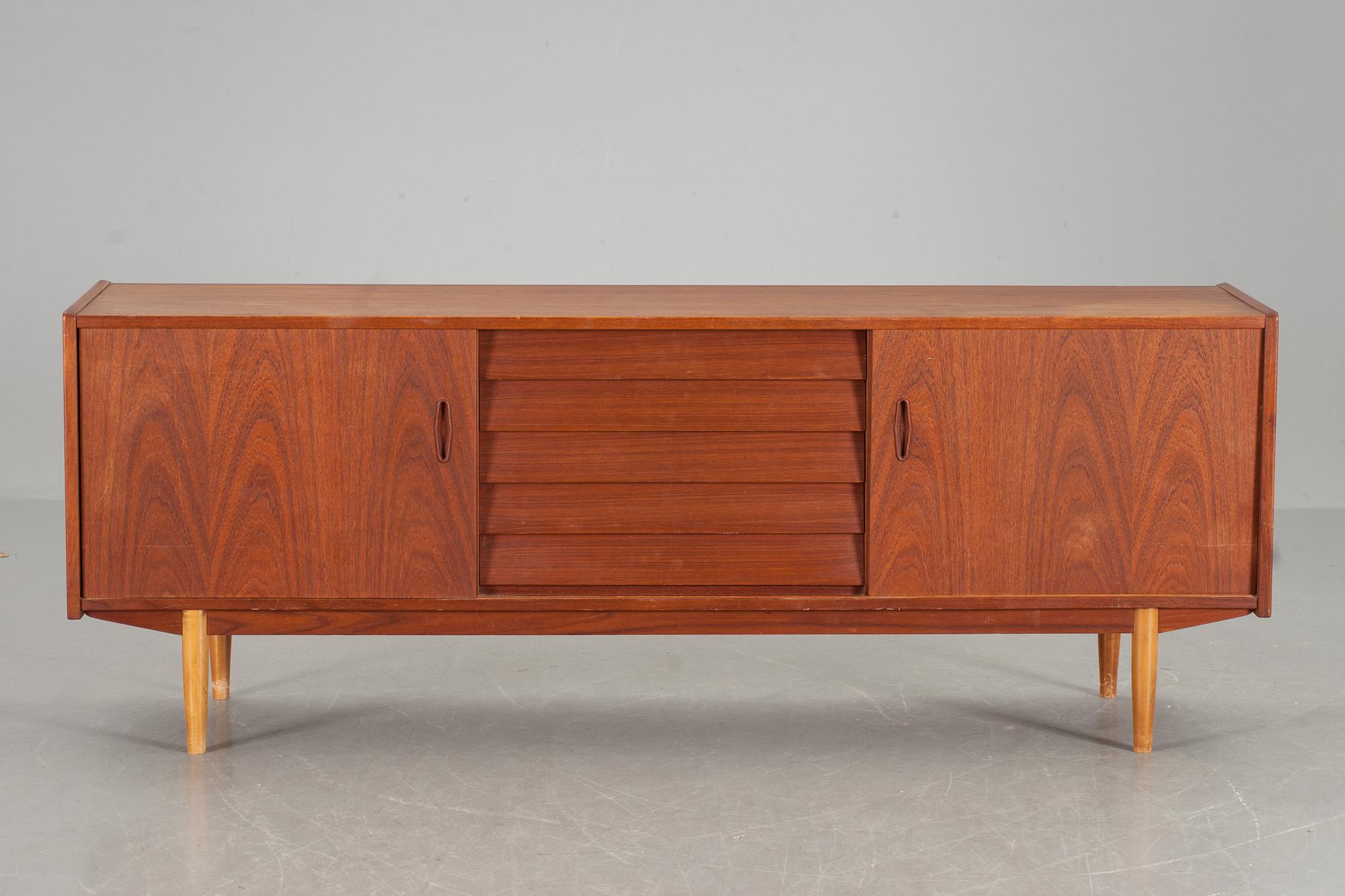 SIDEBOARD, "Trio", Nils Jonsson, Troeds, 1900-talets andra hälft.