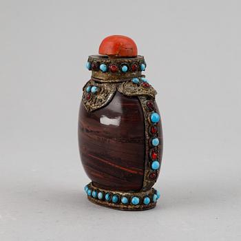 A Tibetan snuff bottle with stopper, 19th Century.