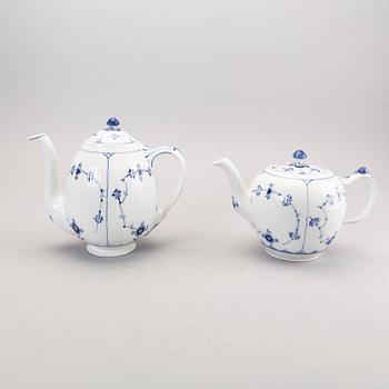A 24 pcs Musselmalet service from Royal Copenhagen Denmark porcelain first half of the 20th century.