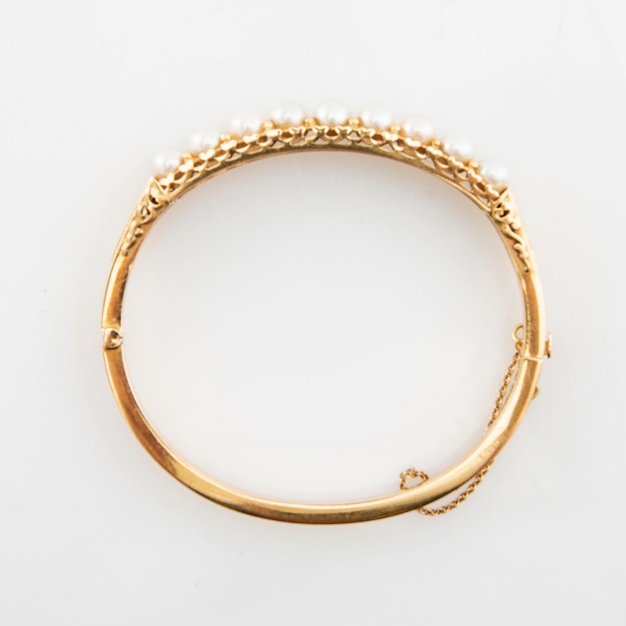 Bracelet 18K gold with cultured pearls.