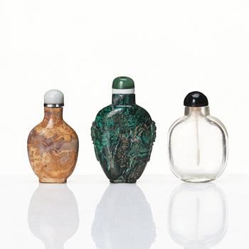 A set of three snuff bottles with stoppers. Qing dynasty.