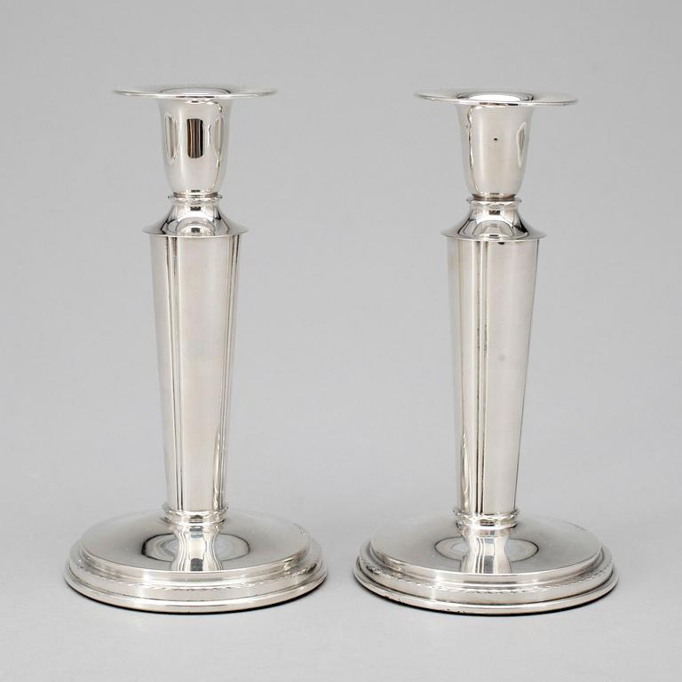 LJUSSTAKAR, ett par, silver, Tesi, Göteborg, 1957.