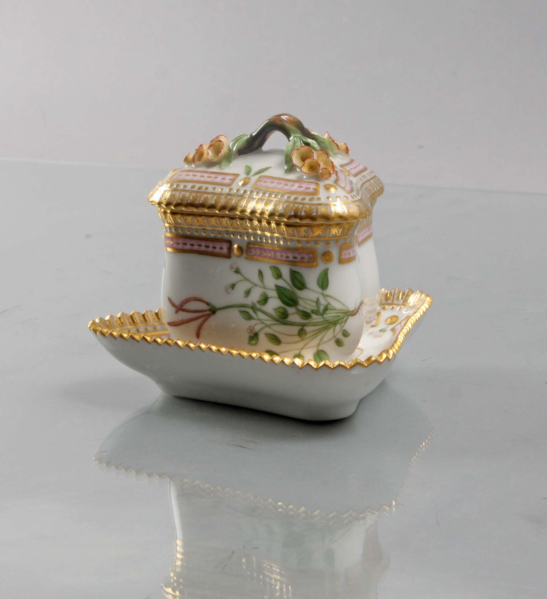 LOCKASK PÅ FAT, porslin. Royal Copenhagen "Flora Danica".