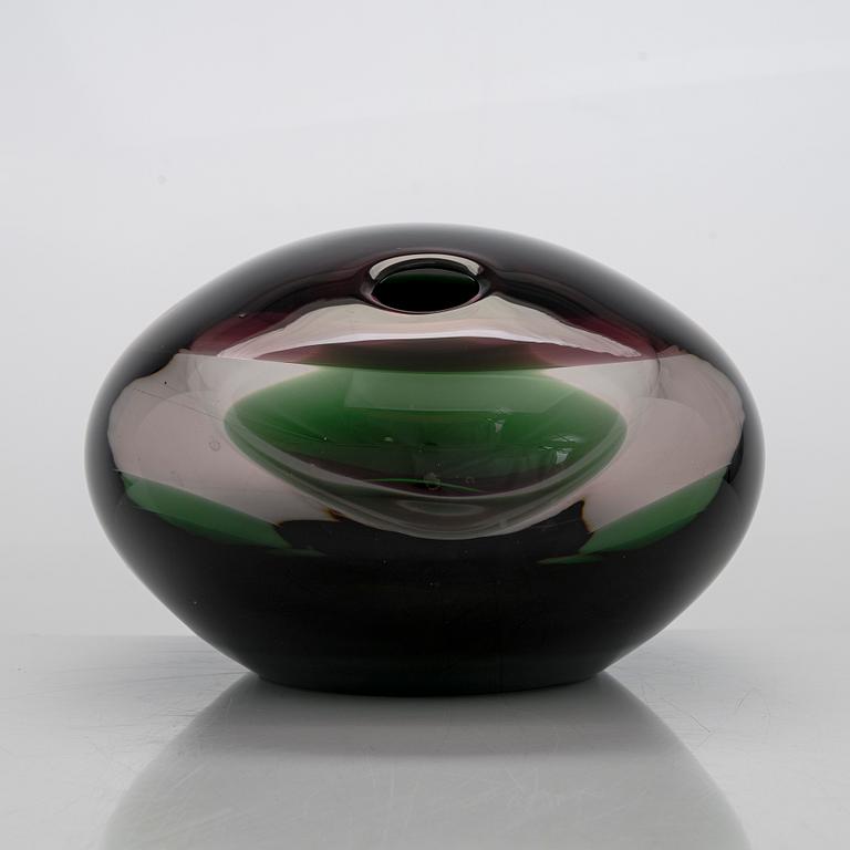 Timo Sarpaneva, a 'Sleeping bird' sculpture signed Timo Sarpaneva 1996. Nuutajärvi glass factory.