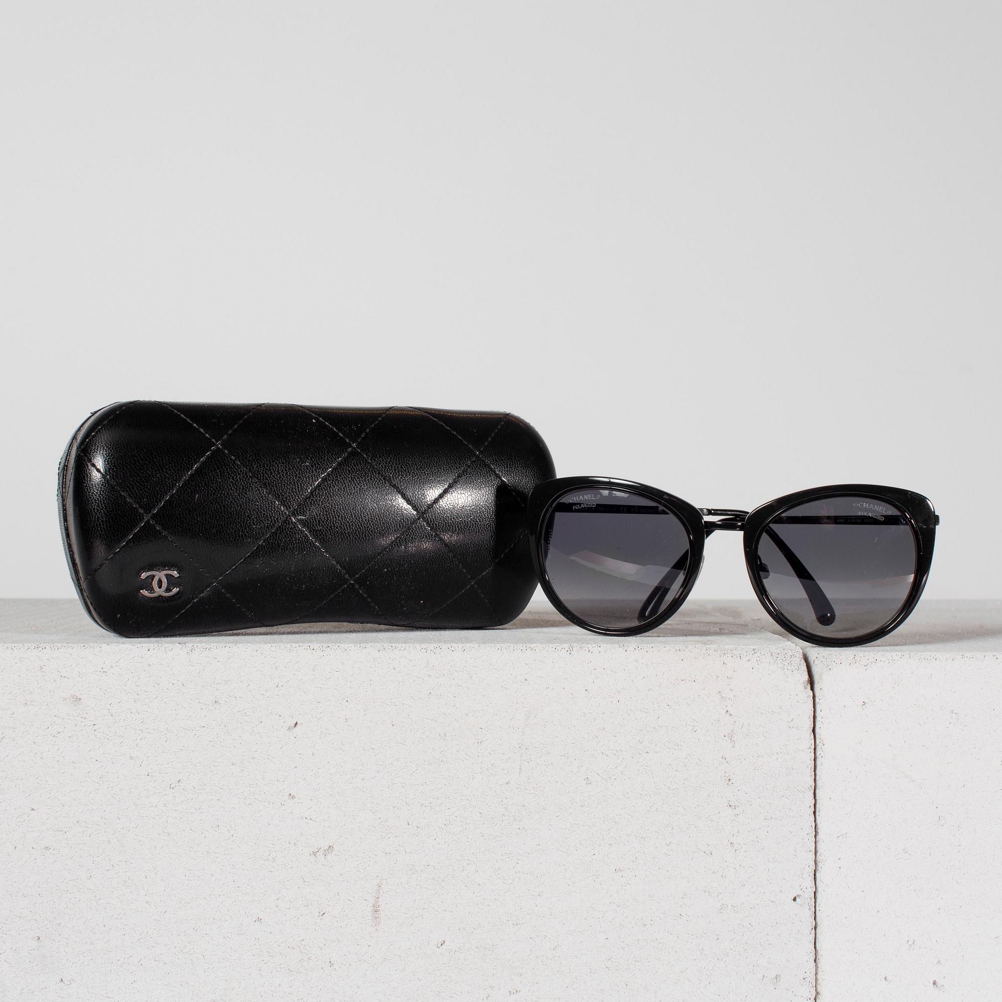 SOLGLASÖGON från Chanel.