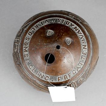 SJÖMANSARBETE, kokosnöt, utförd med anledning av Fregatten Vanadis världsomsegling 1887-88.