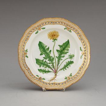 SERVERINGSFAT, fyra stycken samt KAROTT med LOCK, porslin. "Flora Danica", Kunglig Dansk, 1900-tal.