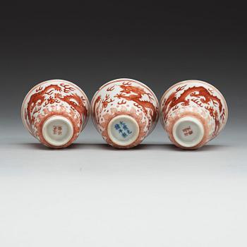 KOPPAR, sju stycken, porslin. Qing dynastin, fyra med Tongzhis sex karaktärers märke (1862-1874),