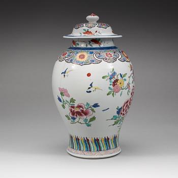 A famille rose jar with cover, Qing dynasty, 19th Century.