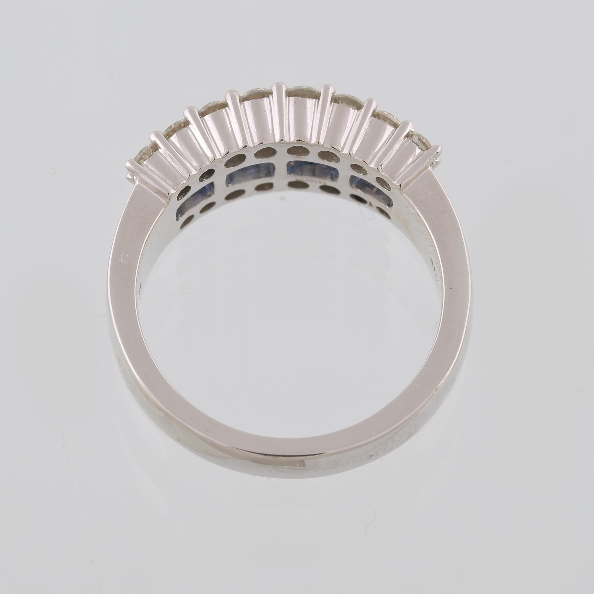 RING, 18K vitguld med 16 briljantslipade diamanter, 0.87 ct samt 10 baguetteslipade blå safirer, 0.81 ct. Vikt 7,9 gram.