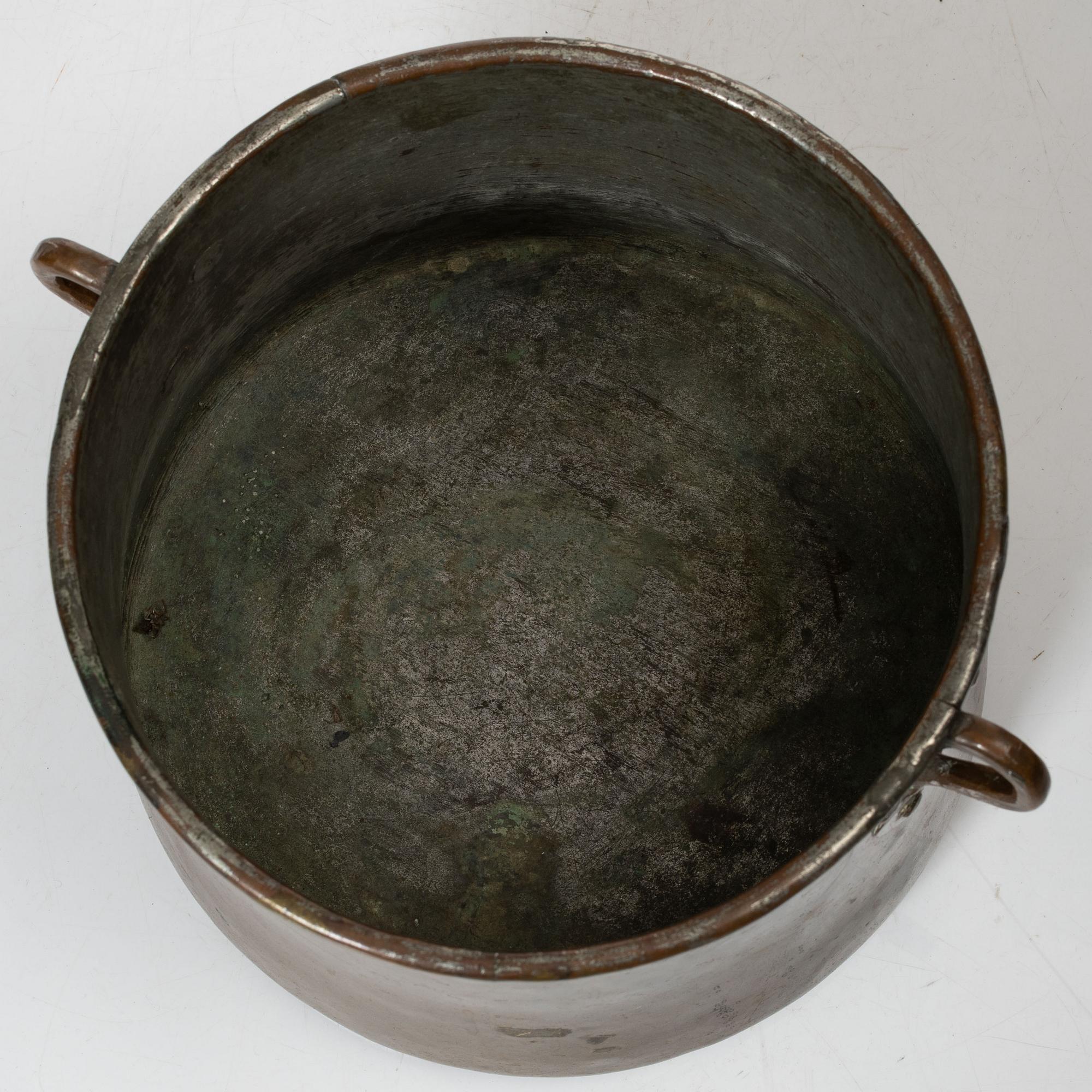 A set of three Swedish copper cauldrons, 18th / early 19th century.