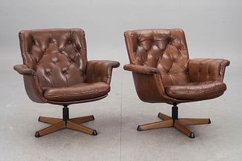 SNURRFÅTÖLJER, ett par, Göte Möbler, 1970-tal.