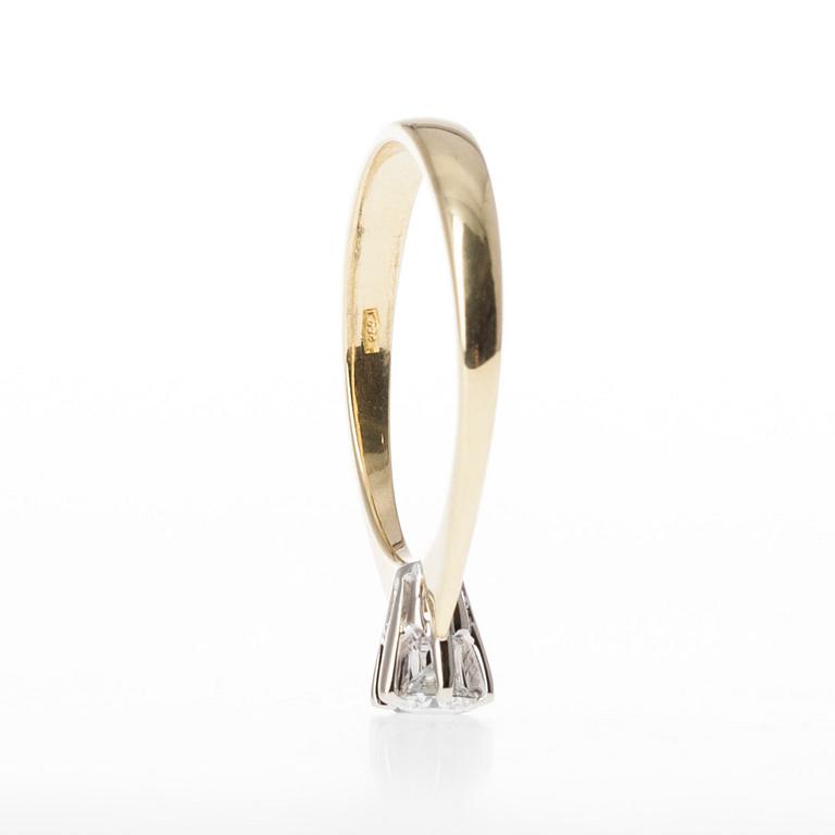 RING, 18K guld, briljantslipad diamant ca 0,20 ct. Vikt 2,7 g.