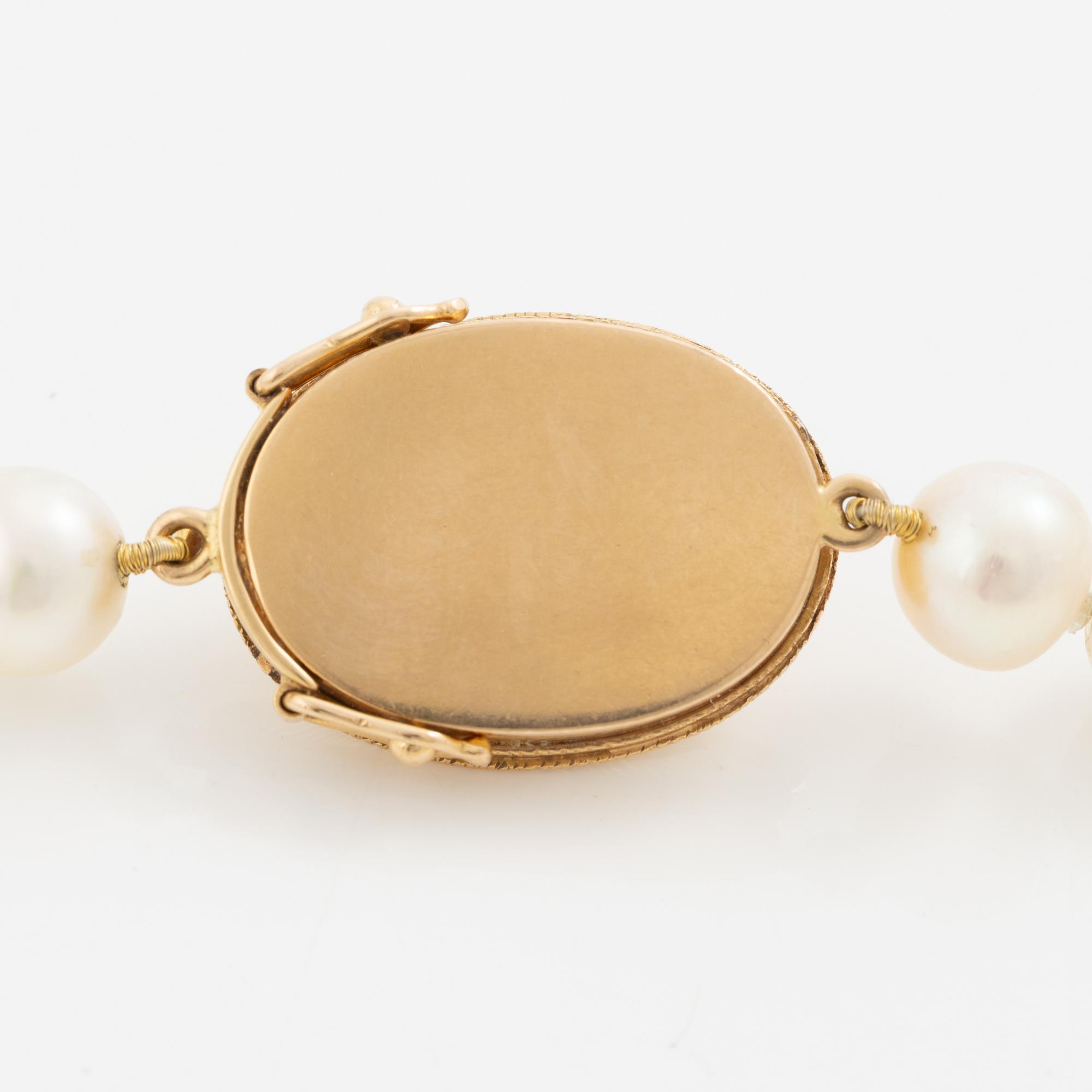 Necklace of cultured pearls with a cultured mabé pearl clasp in 18K gold.