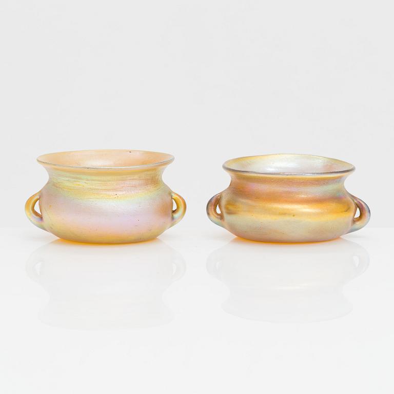 Louis Comfort Tiffany, saltkar, ett par, signerade LCT 9823, USA 1900-talets början.