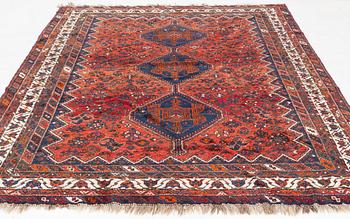 A Shiraz carpet, c. 320 x 225 cm.