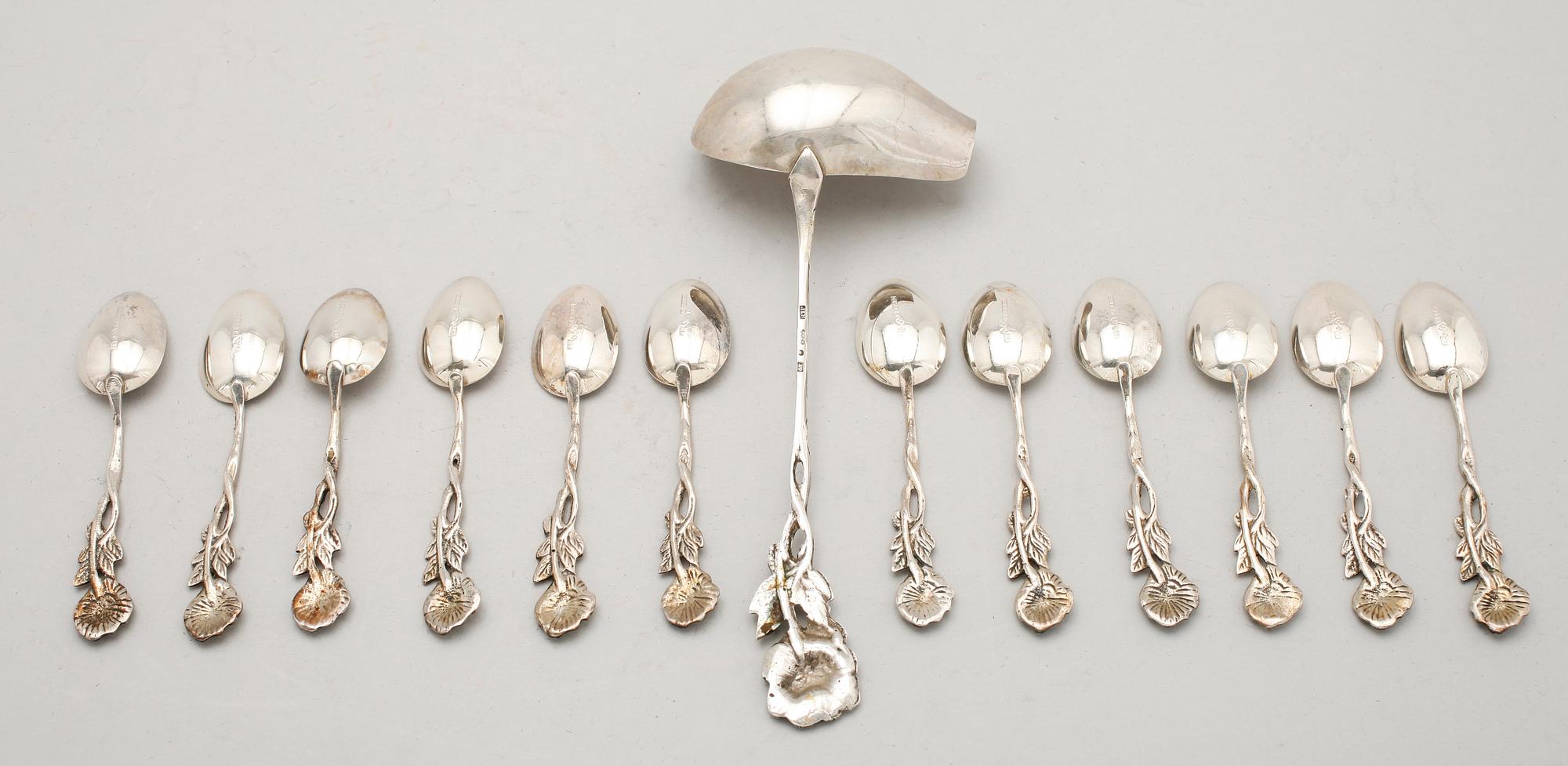 MOCKASKEDAR, 12 st samt gräddslev, silver, 1940-tal. Vikt ca 131 g.