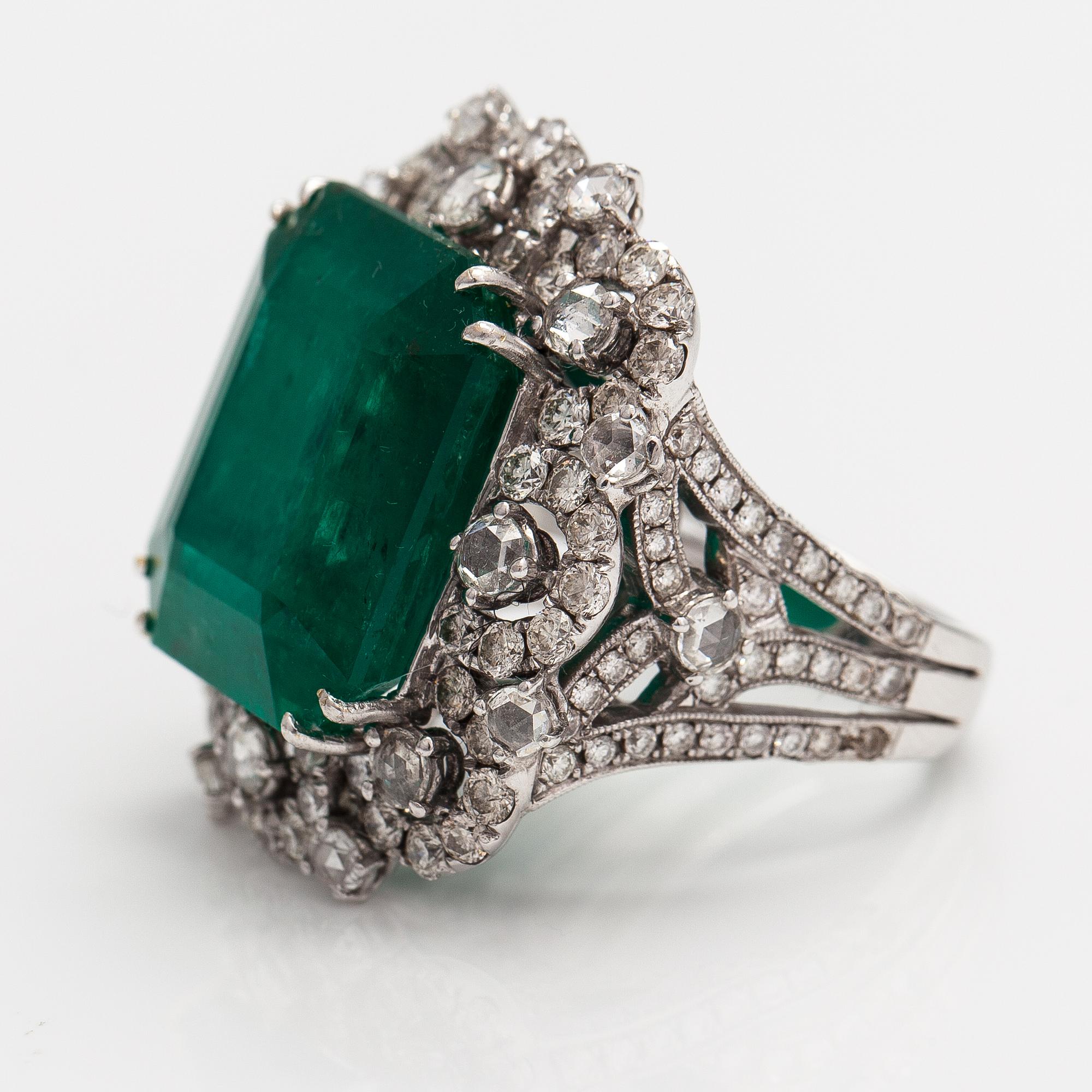 Cocktailsormus, 18K valkokultaa, smaragdi n. 20.37 ct ja ruusu- ja briljanttihiottuja timantteja n. 2.72 ct yht.