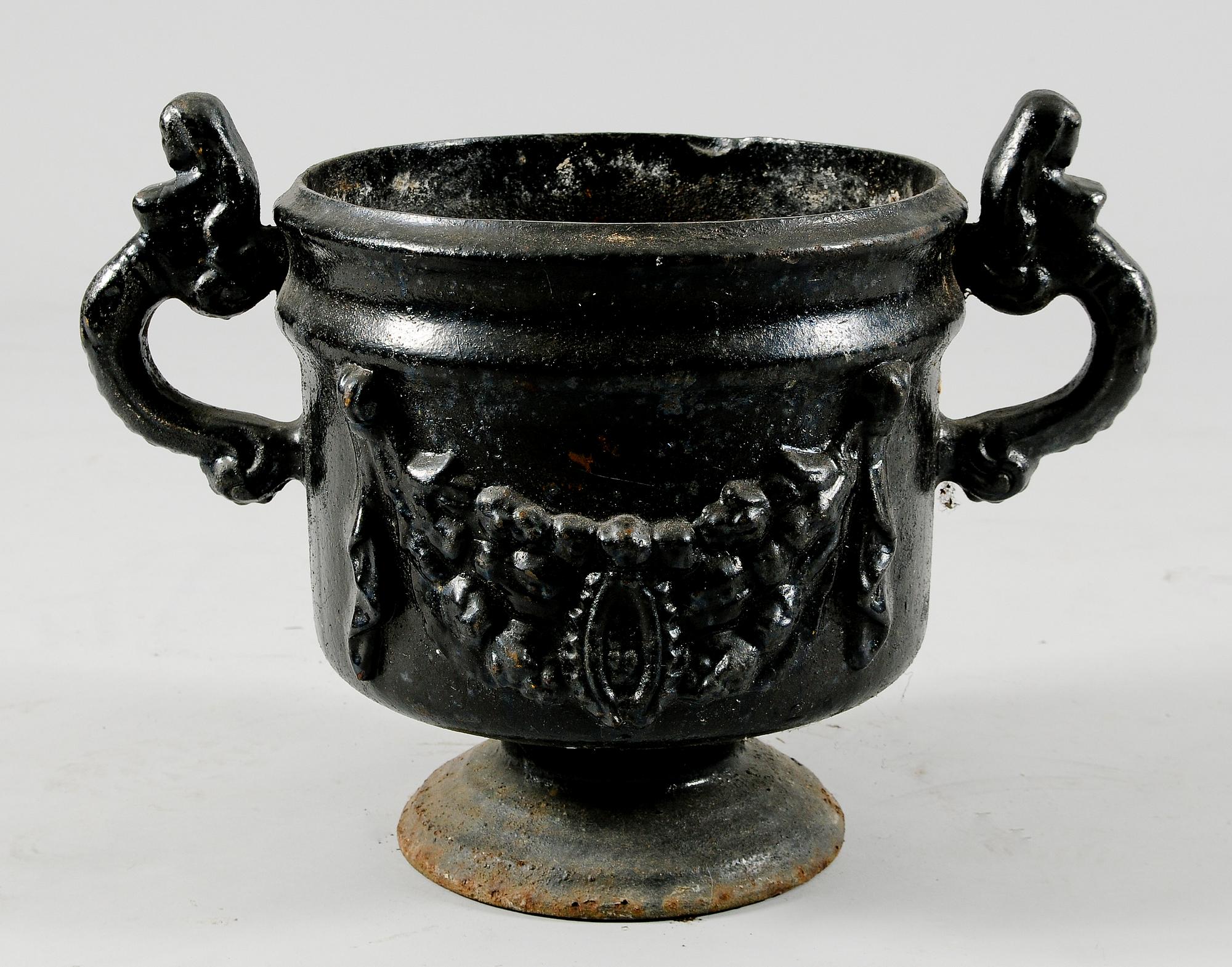 TRÄDGÅRDSURNA, gjutjärn, möjligen "Girland" Stafsjö, 1900-talets första hälft.