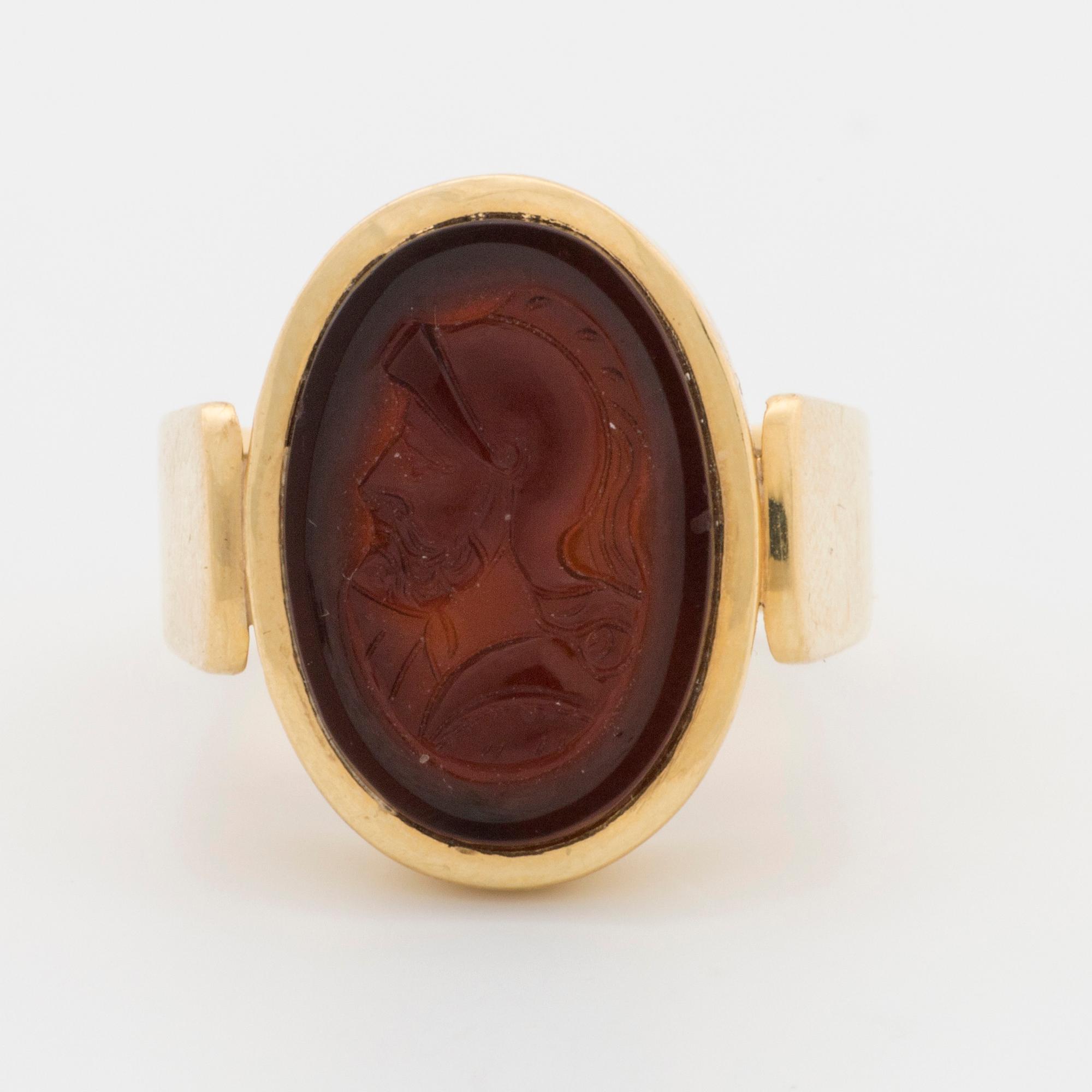 Ring with carved carneol camoe.