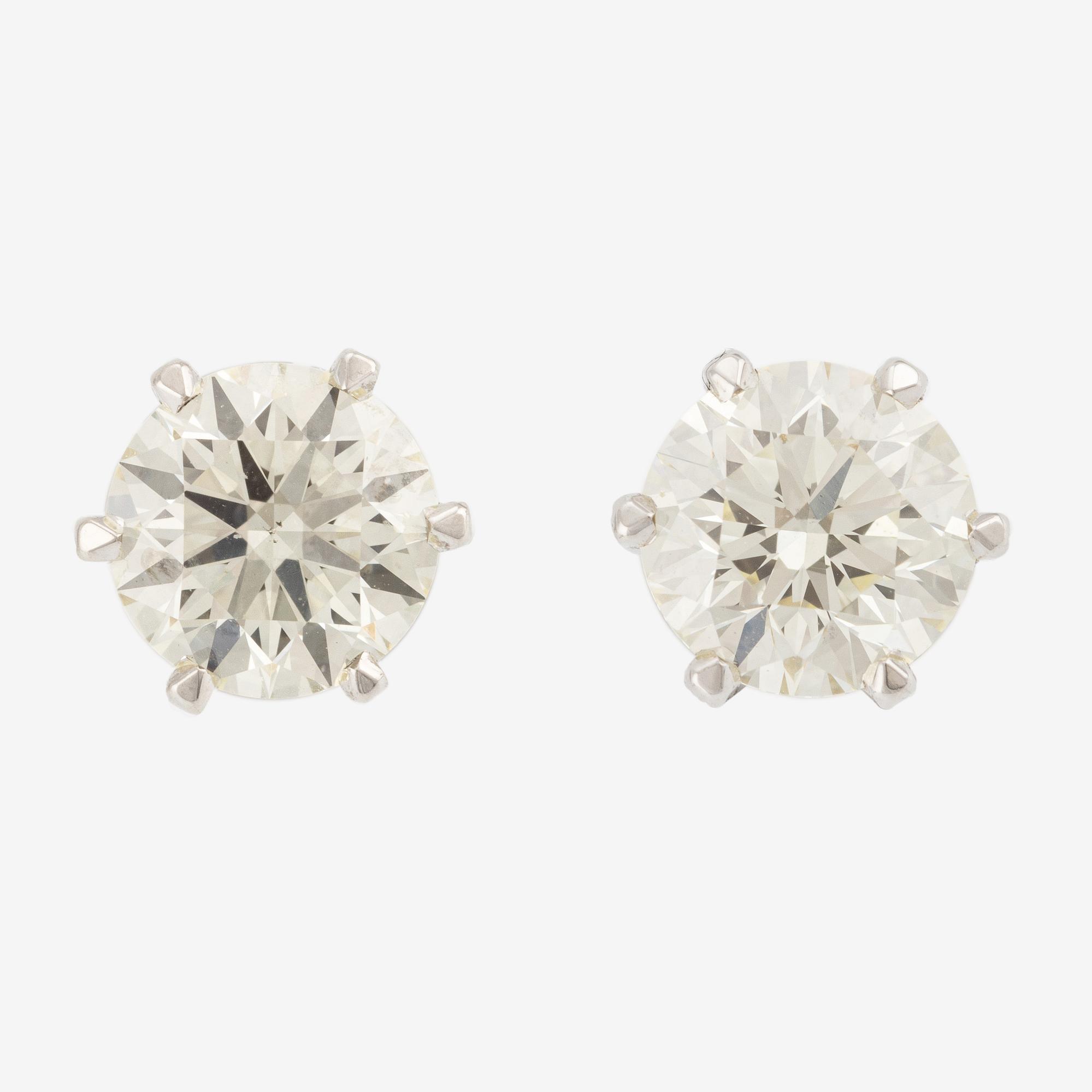 Earrings with brilliant-cut diamonds.