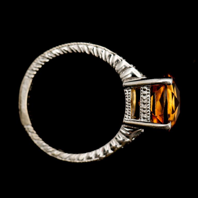 RING, 14 k vitguld, solitär brioletteslipad citrin samt 8 mindre diamanter.