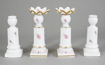 LJUSSTAKAR, två par varav ett par med ljusmanschetter. Meissen, 1900-tal.