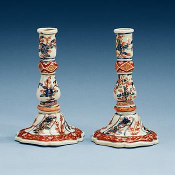 1564. A pair of imari candle sticks, Qing dynasty, Kangxi (1662-1722).