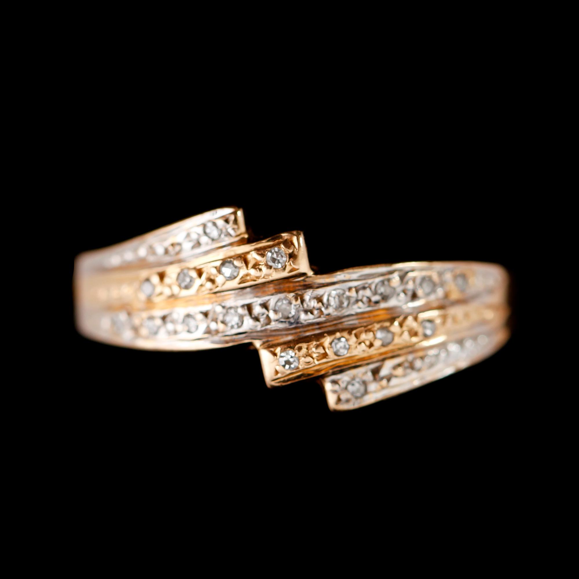 RINGAR, 2 st, 18 k guld med små briljanter. Total vikt ca 5 g.