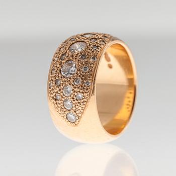 RING, 18K guld. Briljantslipade diamanter ca 1,07 ct. P. Aittala Jyväskylä 2002. Vikt 17 g.