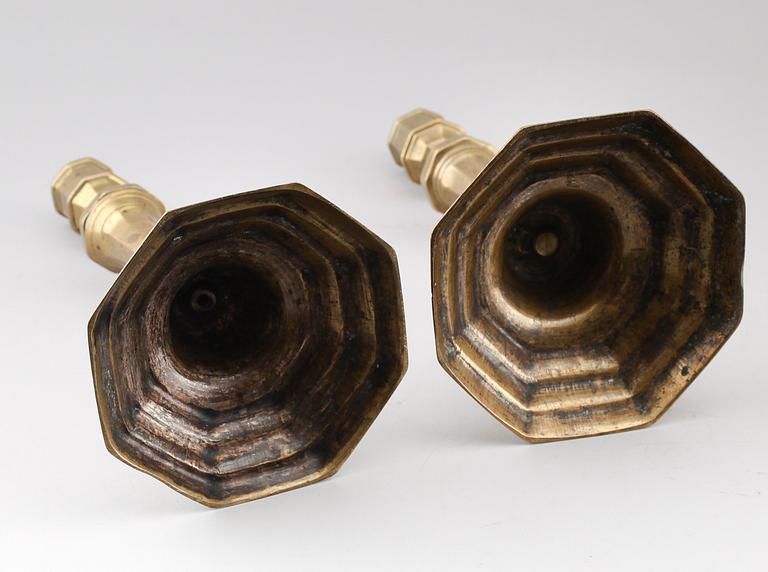 LJUSSTAKAR, 2 st snarlika, mässing, 1700-tal.