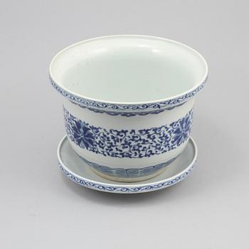 YTTERFODER med UNDERFAT, porslin, Kina, 1900-tal/modern tillverkning.