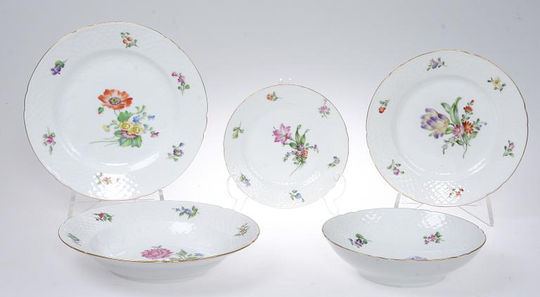 MATSERVIS, 100 delar, porslin, "Full Saxon Flower", Bing & Gröndahl, 1900-tal.