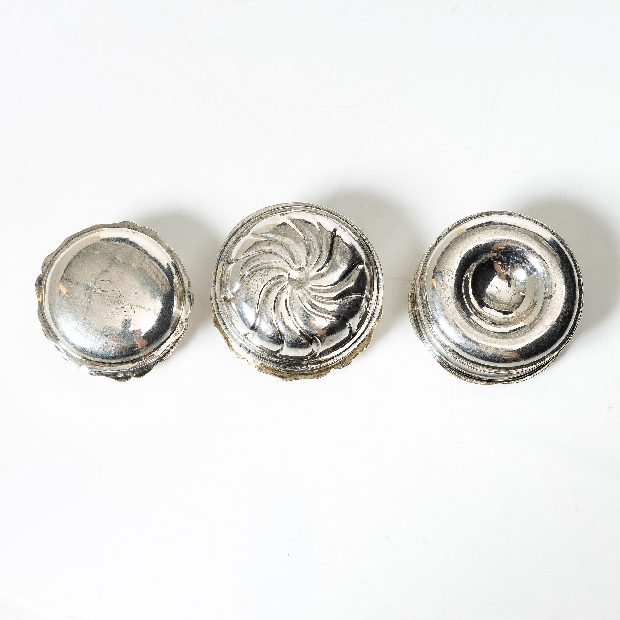 A set of three silver snuff boxes, 18th/19th century.