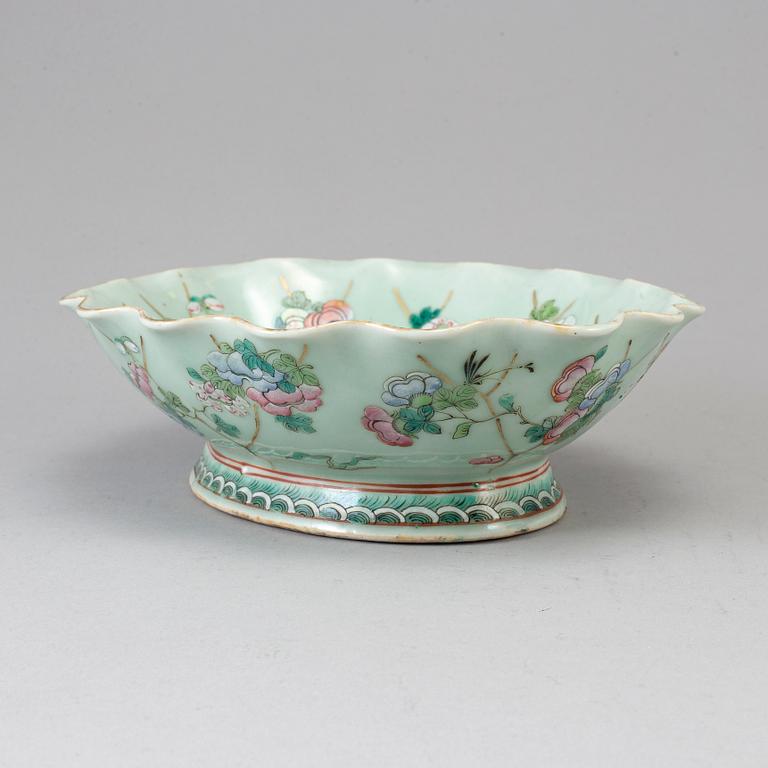 A famille rose bowl, late Qing dynasty, circa 1900.